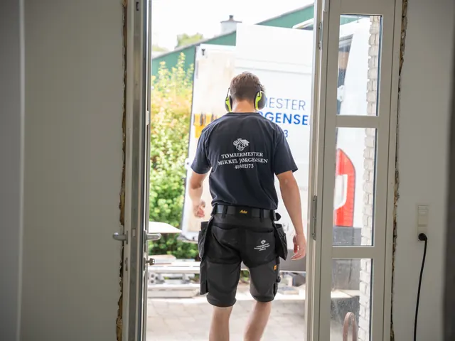 På vej ud til firmabilen fra byggepladsen — billede 9 af 12