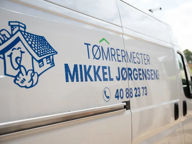Firmabilen med logo og telefonnummer — billede 11 af 12