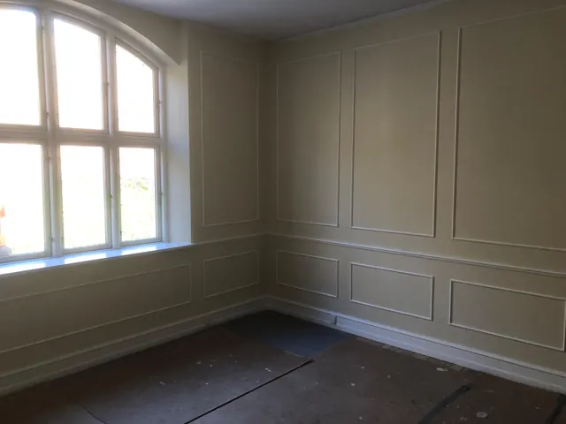 Panelvæg med buede vinduer i renoveret villa — billede 3 af 7