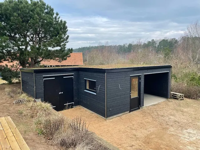 Garage og skur med grønt tag — billede 1 af 4