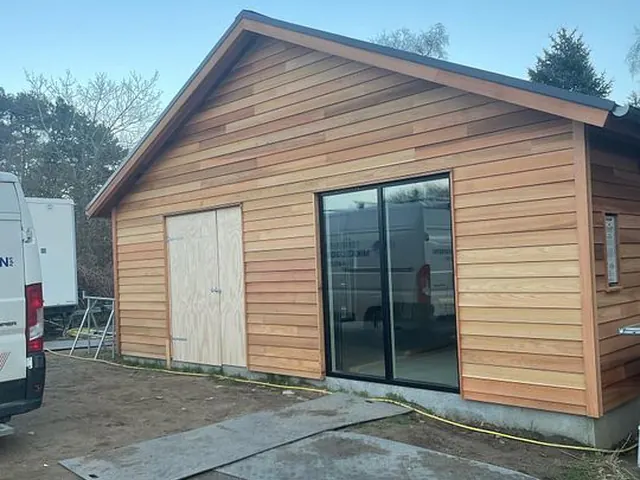 Dobbelt garage beklædt med cedertræ — billede 3 af 4