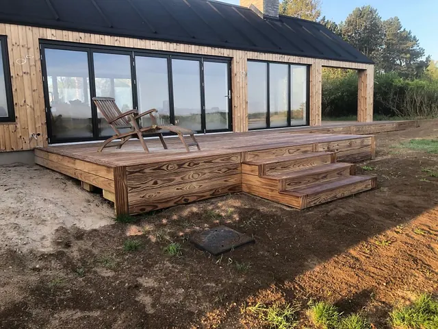 Terrassetrapper i træ ved nybygget sommerhus — billede 2 af 21