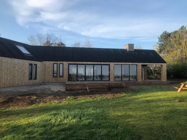 Sommerhus med store vinduespartier mod haven — billede 4 af 21