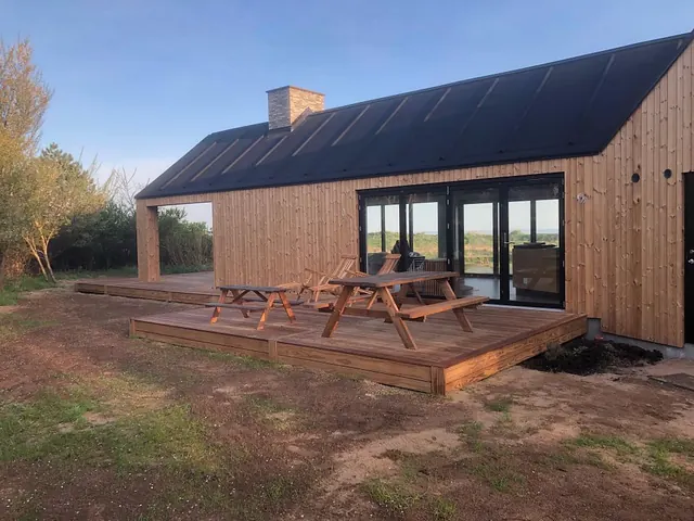 Terrasse med plads til udeliv ved nyt sommerhus — billede 5 af 21