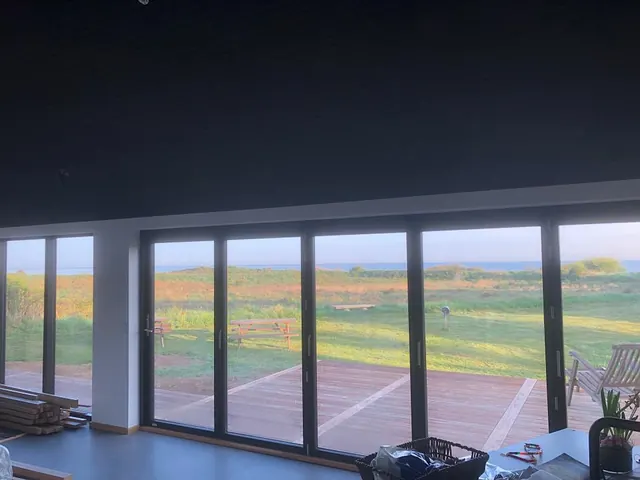 Udsigt gennem panoramavinduer fra stuen — billede 7 af 21