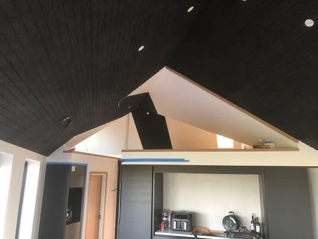 Stue med sortmalet træloft i nybygget sommerhus — billede 8 af 21