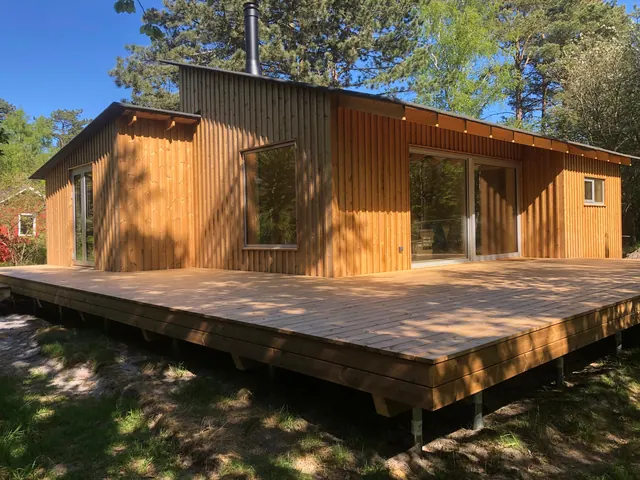 Mindre sommerhus i lærketræ med stor terrasse — billede 9 af 21