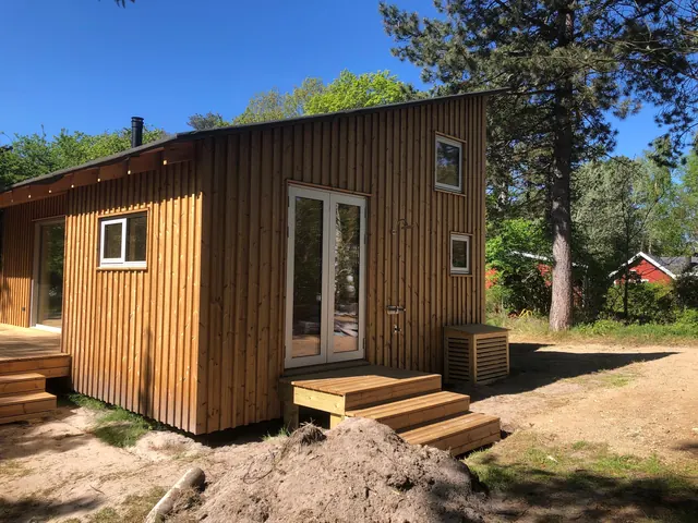 Nybygget sommerhus i lodret lærketræsbeklædning — billede 10 af 21