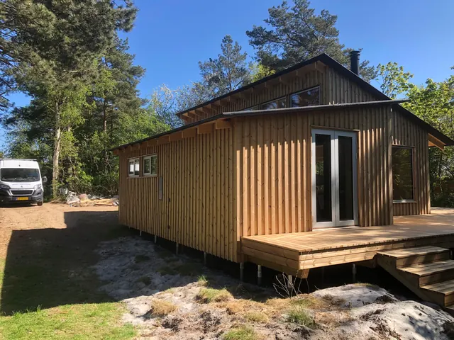 Sommerhus i lærketræ set fra siden — billede 11 af 21