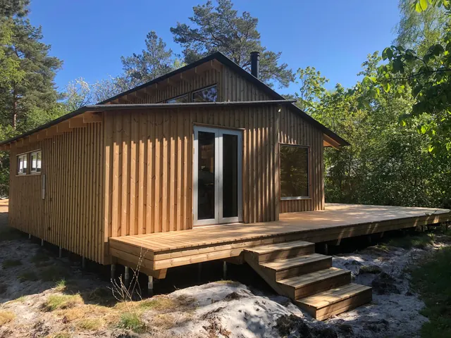 Sommerhus i lærketræ med terrasse og trappe — billede 12 af 21