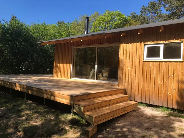 Sommerhus med skydedør og hævet terrasse — billede 13 af 21