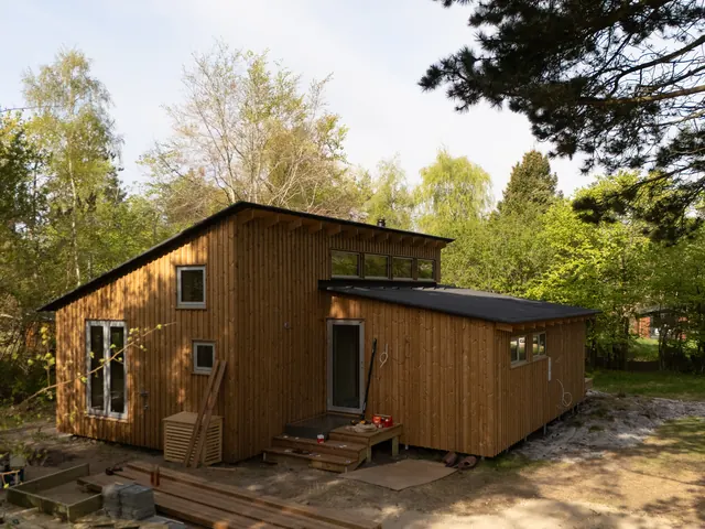 Sommerhus i lodret lærketræsbeklædning set fra haven — billede 19 af 21