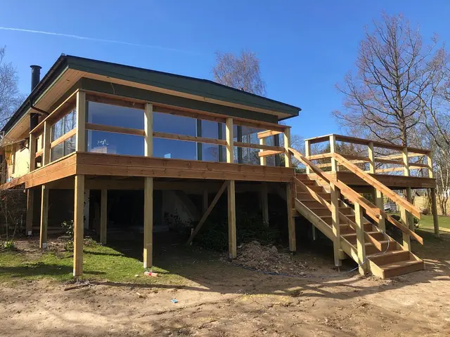 Hævet træterrasse med værn og trappe — billede 1 af 30