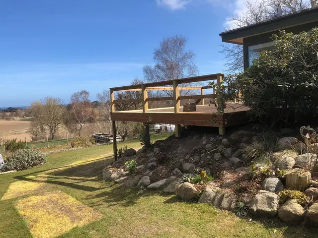 Hævet træterrasse med værn og trappe — billede 4 af 30