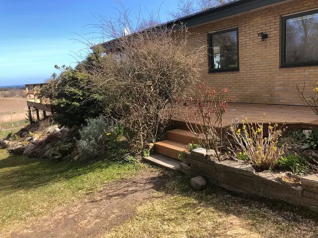 Hævet træterrasse med værn og trappe — billede 5 af 30