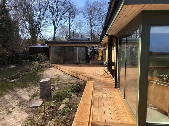 Hævet træterrasse med værn og trappe — billede 12 af 30
