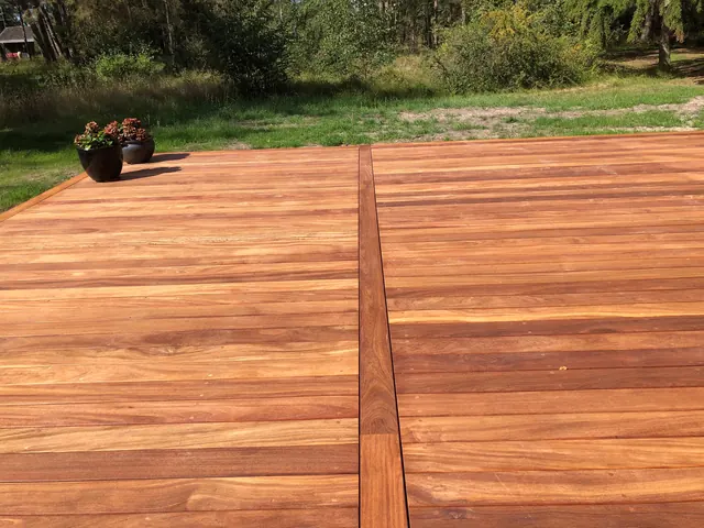 Nærbillede af terrassebrædder i hårdttræ — billede 17 af 30
