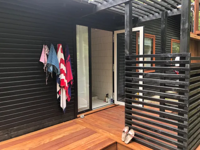 Terrasse med udendørs brus og pergola ved sommerhus — billede 19 af 30