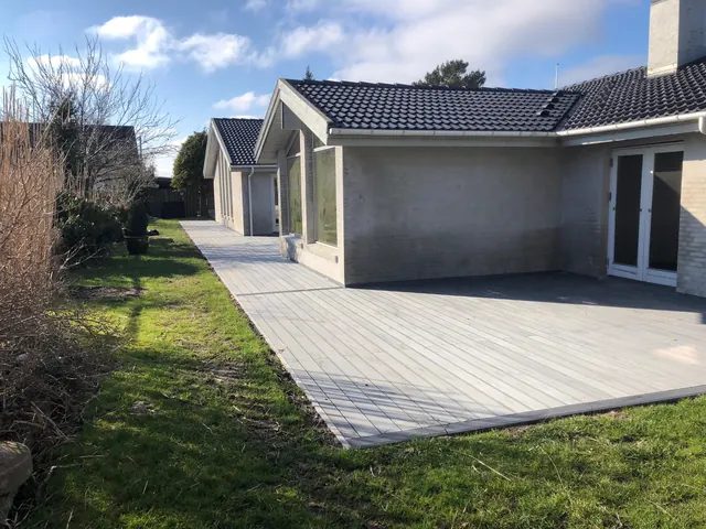 Kompositterrasse ved moderne hvidt hus — billede 20 af 30