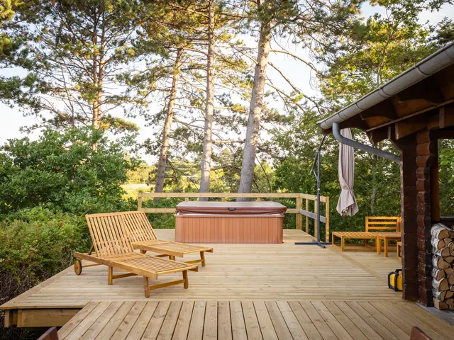 Terrasse med spabad og brændestabel under udhænget — billede 24 af 30