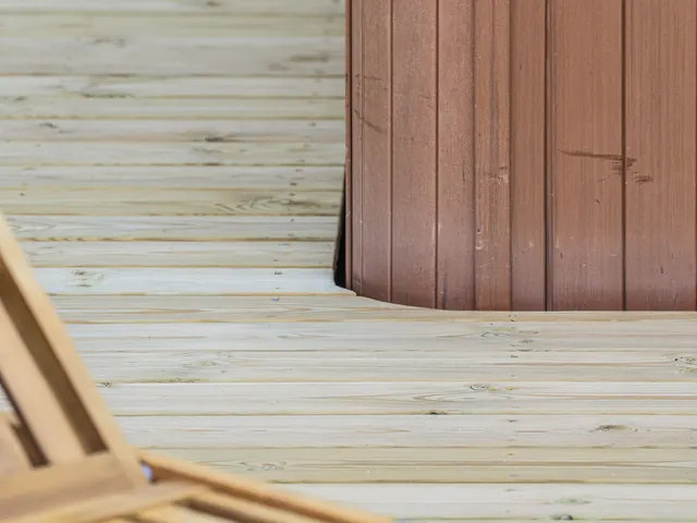 Detalje af terrassebrædder op mod bjælkehusets væg — billede 26 af 30