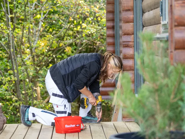 Terrassebrædderne skrues fast på det nye dæk — billede 30 af 30