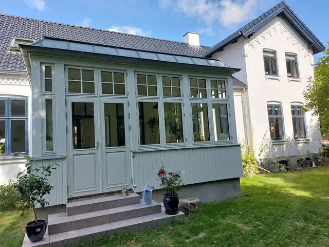 Havestue med sprossede vinduer og trappe til haven — billede 2 af 23