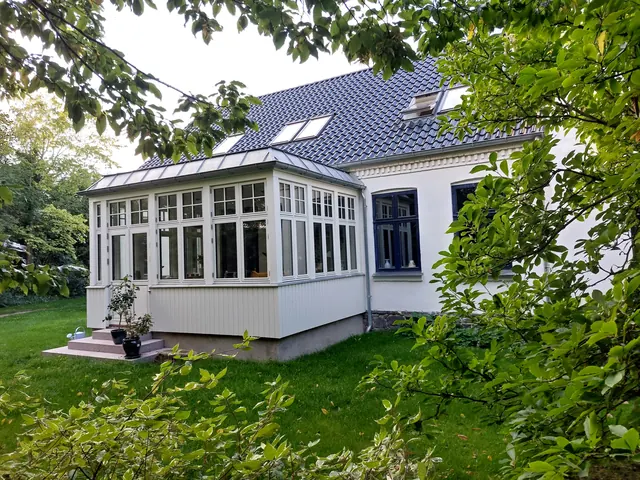 Havestuen set gennem havens træer — billede 5 af 23