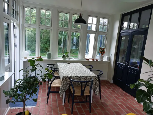 Kig gennem havestuen mod haven — billede 8 af 23
