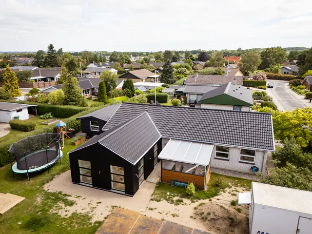 Tilbygningen og villaens overdækkede terrasse set fra luften — billede 14 af 23