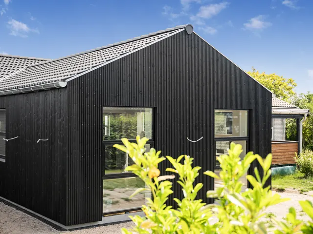 Tilbygningens gavl og vinduer set fra haven — billede 17 af 23