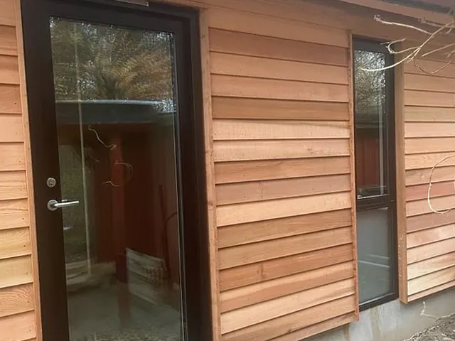 Ny dør i cedertræsbeklædt facade — billede 4 af 6