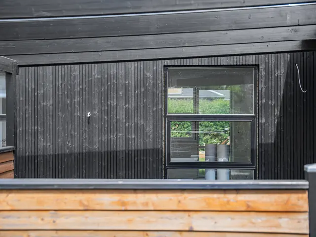 Nyt vindue i sort facade med terrasseværn foran — billede 6 af 6